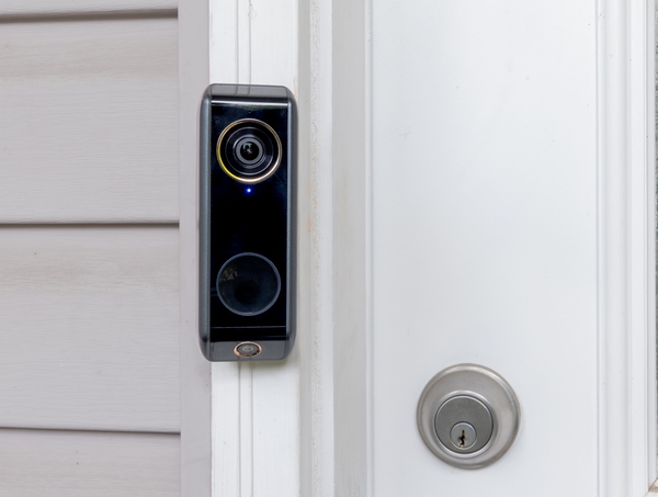 A Smart doorbell with an intercom and double camera at a residencial hom